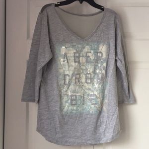 V-neck 3/4 sleeve shirt